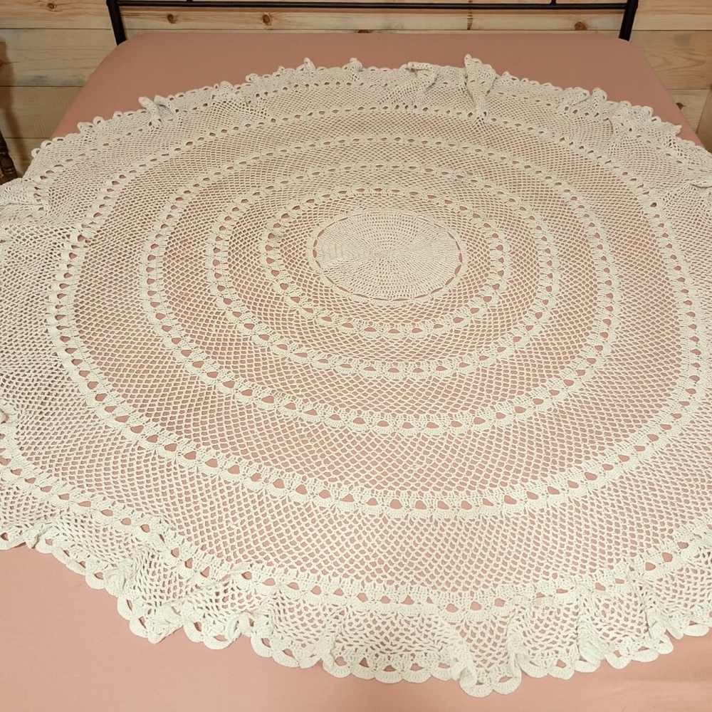 Chic Cream Crochet Tablecloth Coverlet Round